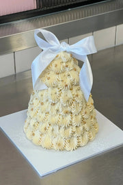 Brooki Christmas tree cake with a white bow