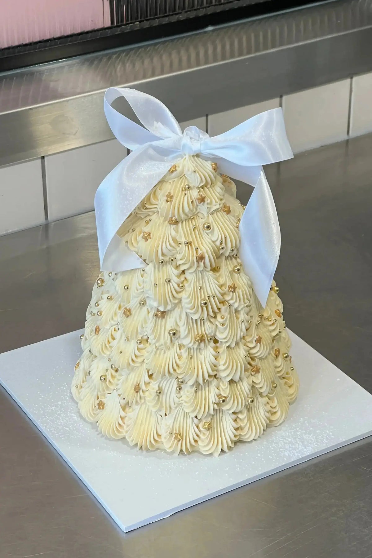 Brooki Christmas tree cake with a white bow