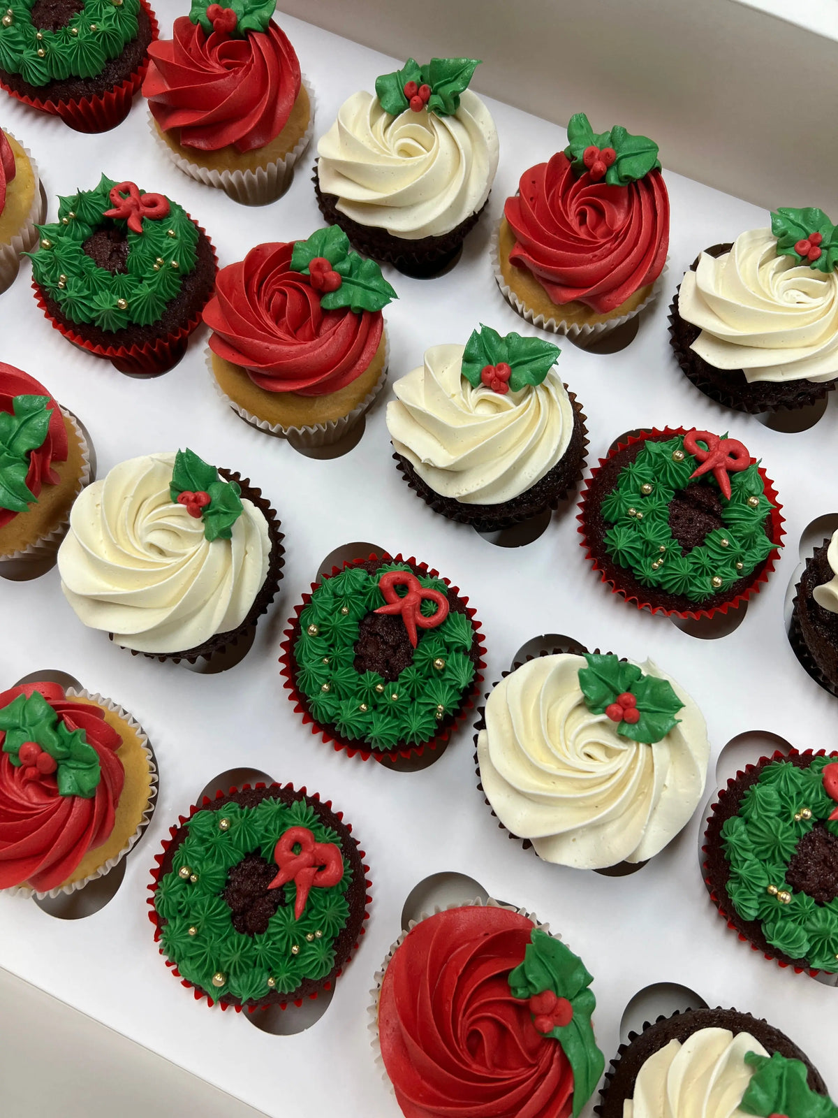 Brooki Christmas cupcakes in a gift box